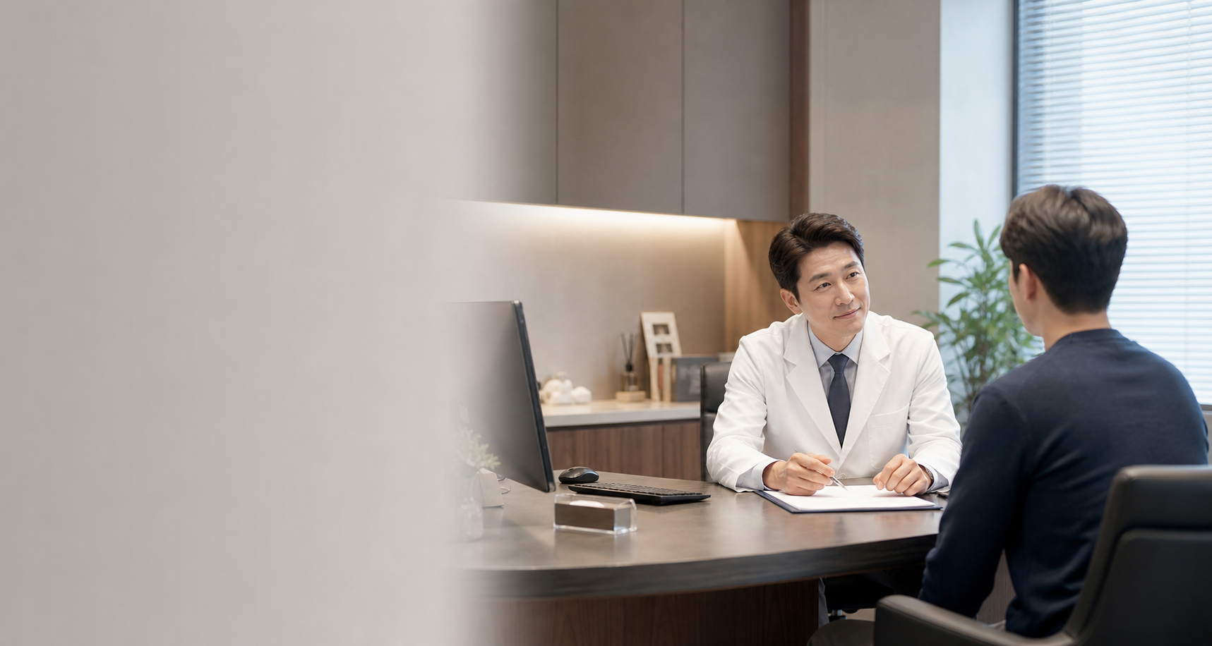 남성건강클리닉의 프라이빗 상담실에서 의료진과 환자가 상담하는 모습